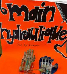 Words &quot;main hydraulique&quot; on orange background with hands at the bottom